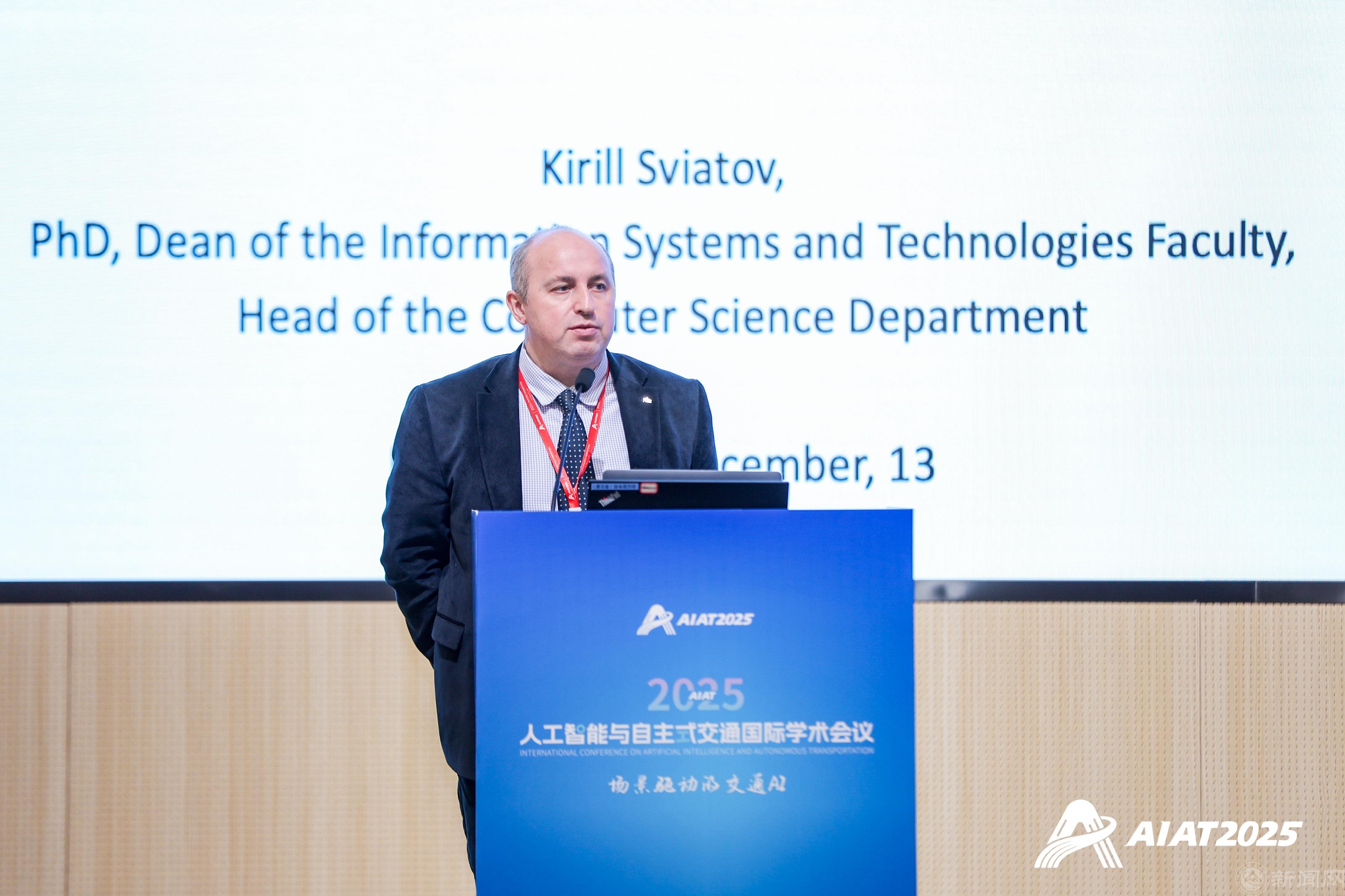 11.Kirill Svyatov作报告.jpg